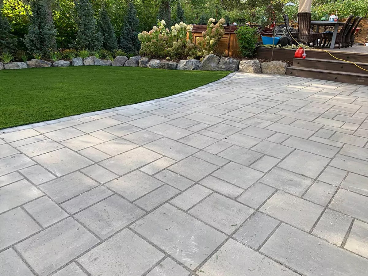 backyard-patio-edmonton-paving-stones